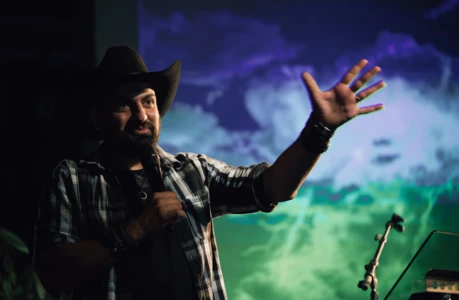 « Rien que de l’eau, de l’eau de pluie, de l’eau de là-haut »… Sous les nuages, la vigne retient son souffle