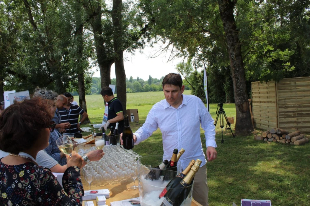 RUSSIE : LES VINS EFFERVESCENTS NATIONAUX POURRONT UTILISER LE MOT « CHAMPAGNE », LE CHAMPAGNE FRANÇAISE DEVRA PRENDRE L'APPELLATION « VIN PÉTILLANT ».