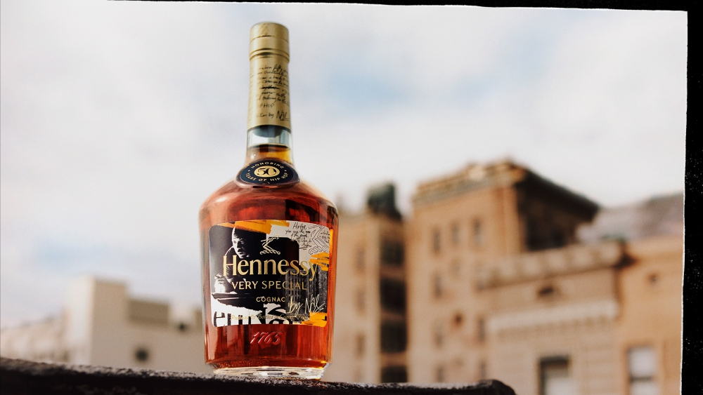 Hennessy s’associe avec le rappeur NAS pour un hommage au Hip-Hop